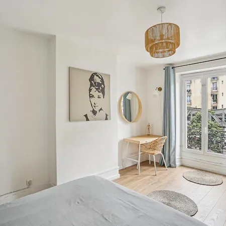 Eiffel Tower Is A 10 Minute Walk Away! Paris