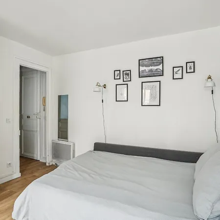 Eiffel Tower Is A 10 Minute Walk Away! *