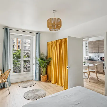 Eiffel Tower Is A 10 Minute Walk Away! *