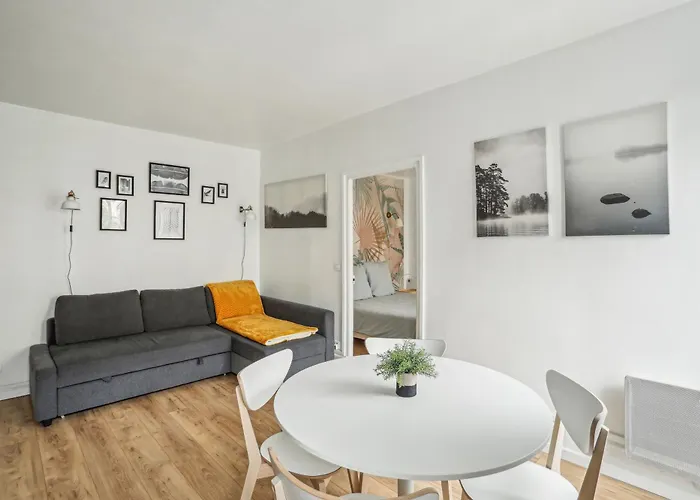 Apartment Eiffel Tower Is A 10 Minute Walk Away! Paris