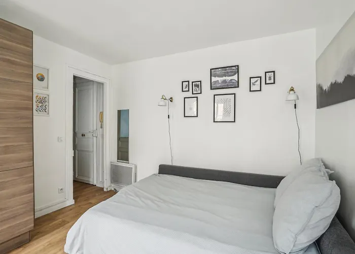 Eiffel Tower Is A 10 Minute Walk Away! *