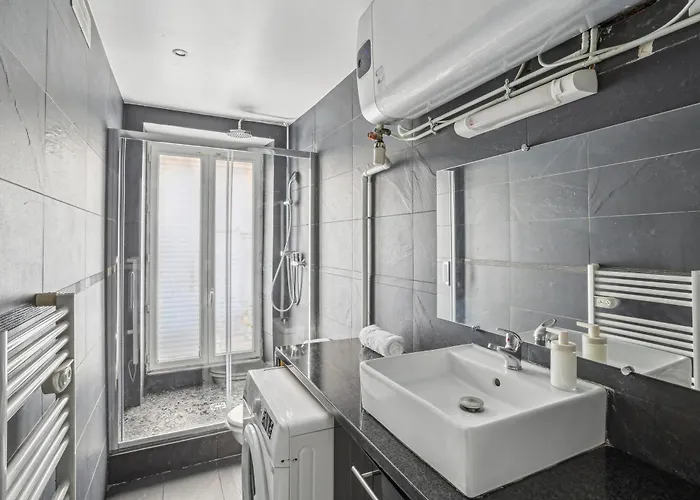 Eiffel Tower Is A 10 Minute Walk Away! * Paris