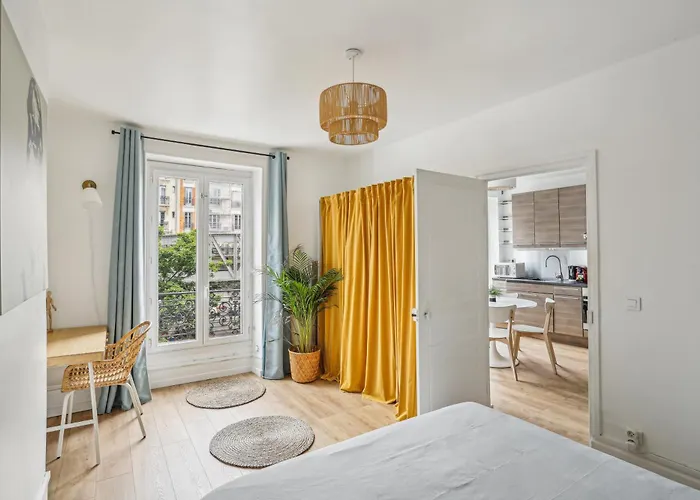 Eiffel Tower Is A 10 Minute Walk Away! *